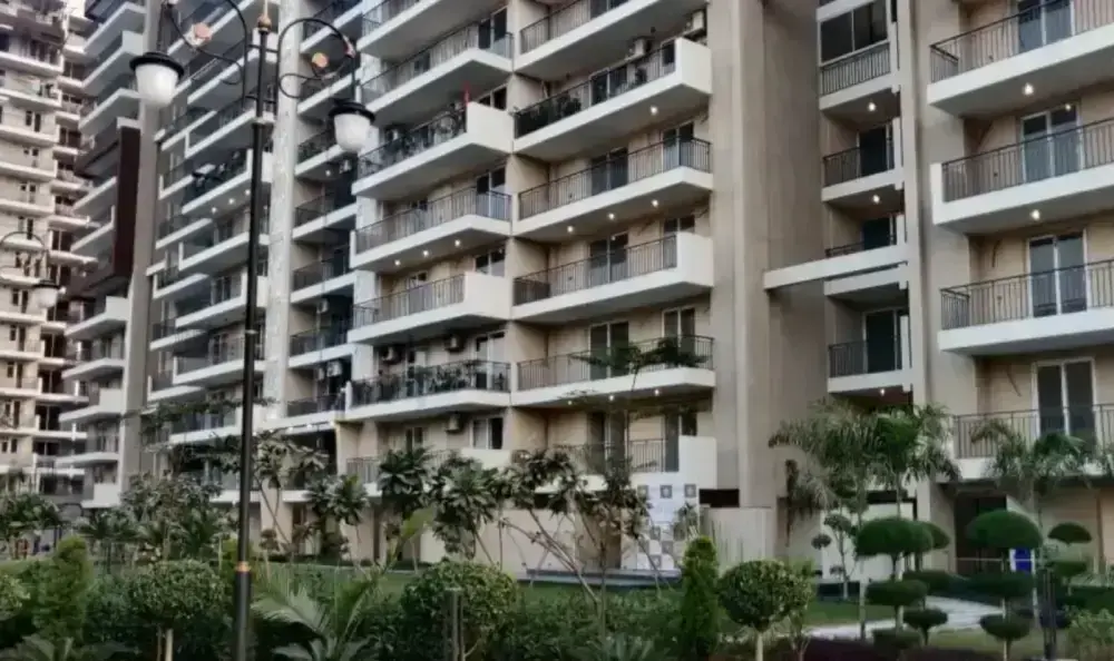 Aura Gazania Gazipur Road Zirakpur | Luxury 3BHK High-Rise Apartments in Zirakpur Residential Projects – swimming pool