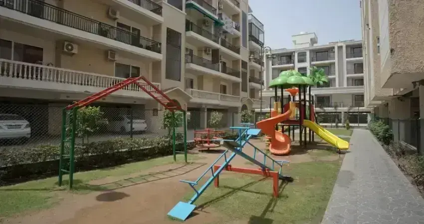 CRD Golden Castle Patiala Road Zirakpur: Best 3 BHK Apartments | Real Estate in Zirakpur | Residential Projects – swimming pool