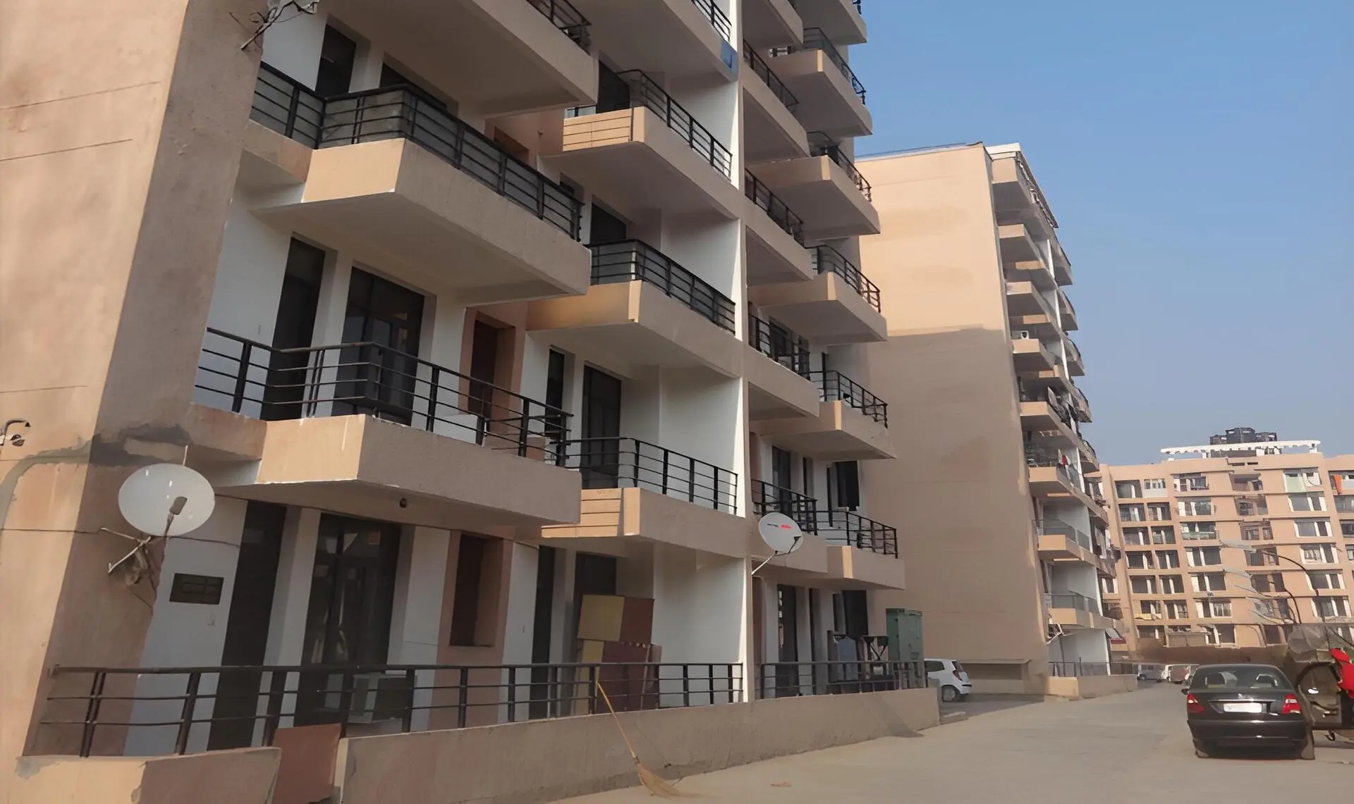 Jaipuria Sunrise Greens Zirakpur – Premium Apartments by HOMZIIO – common area