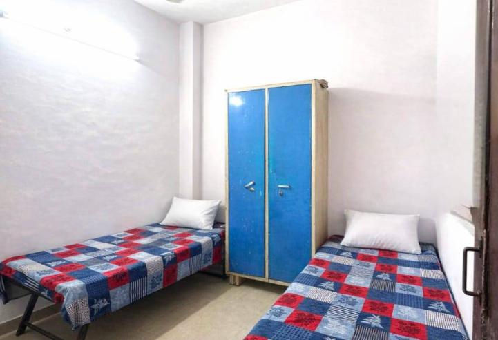 PG Available in Sector 45, Chandigarh | Food Included | For Boys, Girls &amp; Couples