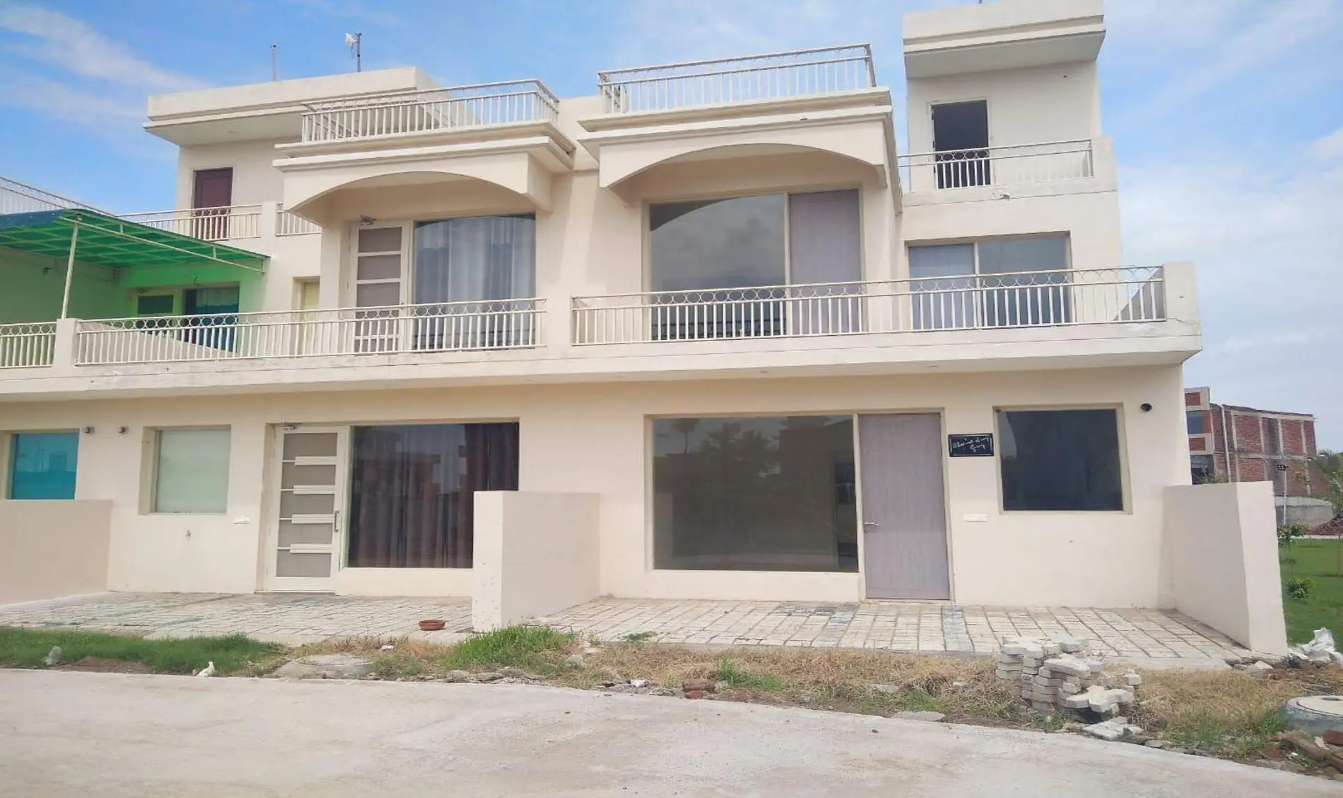 Royale Gardens Premium Zirakpur: Luxury Villas, Plots & Apartments in Chandigarh Region – swimming pool